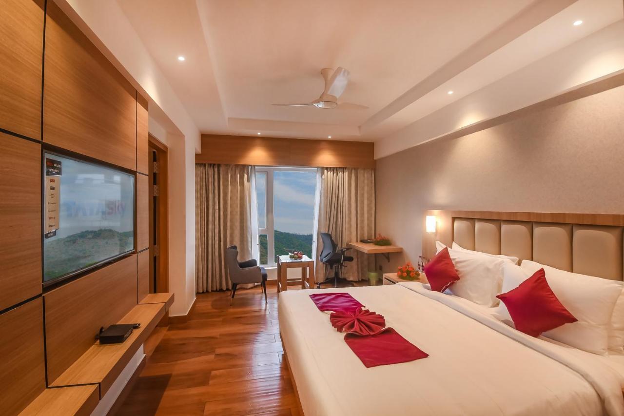 Emerald Clarks Inn Suites Májszúr Kültér fotó