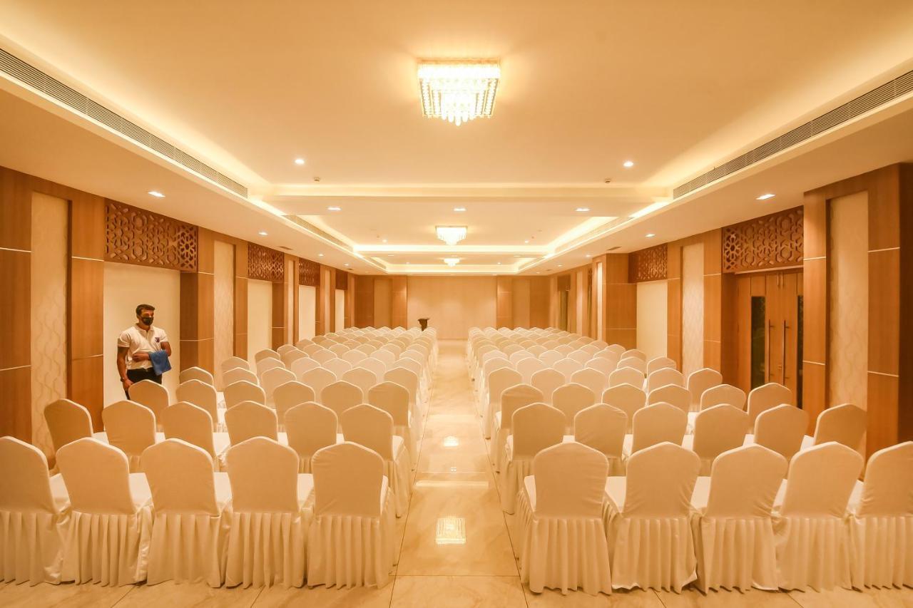 Emerald Clarks Inn Suites Májszúr Kültér fotó