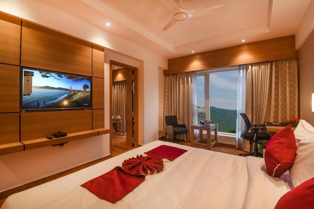 Emerald Clarks Inn Suites Májszúr Kültér fotó